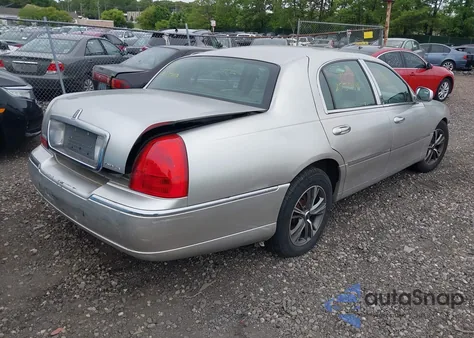 2003 Lincoln Town Car Executive z USA, uszkodzony, nr VIN 1LNHM81W23Y630869